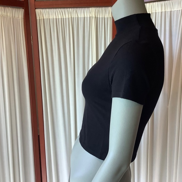 Forever 21 Women’s Black Cropped Knit Top Mock Neck Short Sleeve Size M - Picture 3 of 6